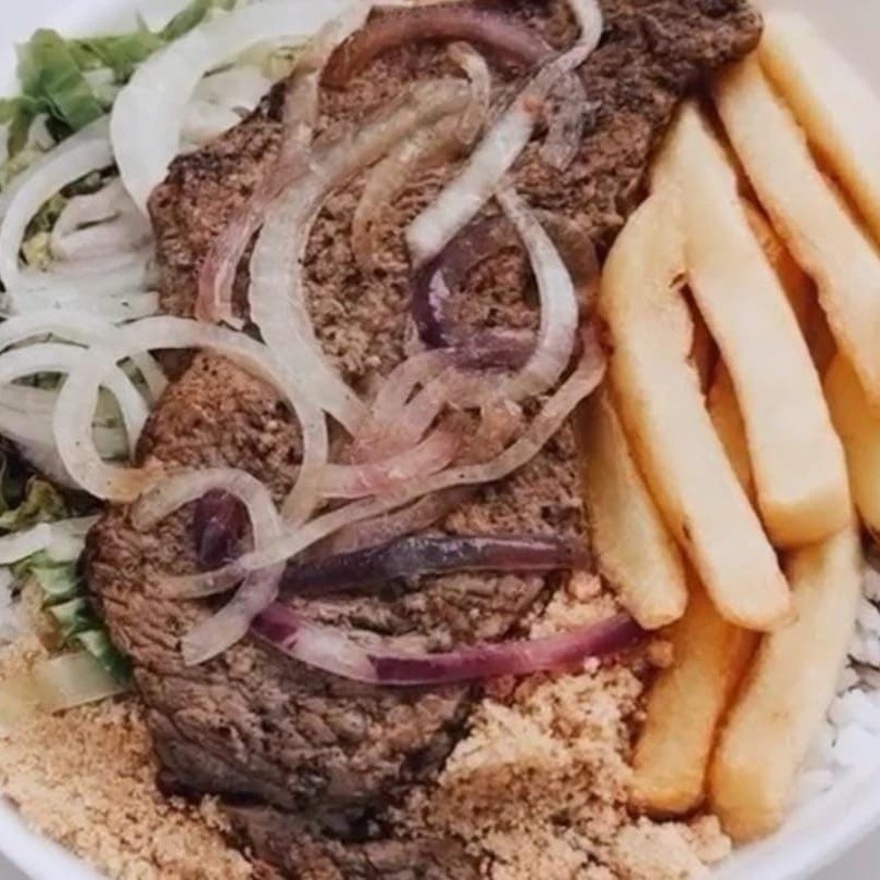 Nosso Prato Feito é composto por: Arroz; Feijão; Farofa; e Batata frita ou Salada de Maionese. 1 Bife de Contra File Acebolado.