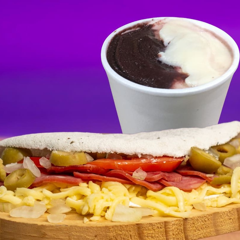 O Melhor Dos Dois Mundos Em Um Único Combo! Nossa Tapioca Super Recheada, Feita Com Ingredientes Frescos E Selecionados. E Para Deixar Tudo Ainda Mais Irresistível, Adicionamos O Nosso Açaí Premium Super Cremoso E O Delicioso Cupuaçu — Uma Combinação Que Vai Conquistar Seu Paladar!   A Tapioca, Cheia De Recheio E Com Aquele Toque Especial Da Casa, Se Une Ao Sabor Único Do Açaí E Ao Frescor Do Cupu