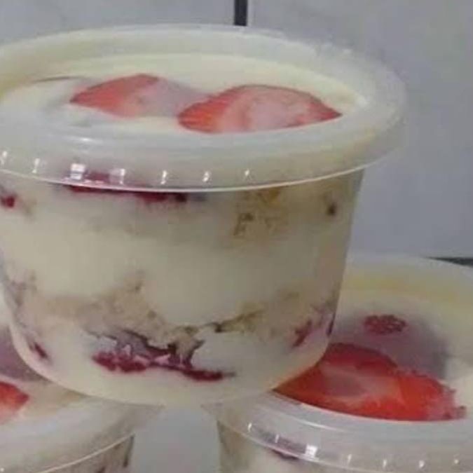 Bolo no pote de massa de baunilha com morangos frescos.