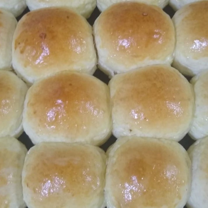 Apresentamos o nosso Brioche de Batata, um charme da categoria padaria. Cuidadosamente acondicionado em uma embalagem que contém 9 unidades, cada brioche é meticulosamente preparado com batatas selecionadas, proporcionando uma textura leve e um sabor inconfundível. Este brioche é ideal para compor um café da manhã sofisticado ou um lanche da tarde requintado. Seu paladar será transportado para uma experiência gastronômica única ao savorear o nosso Brioche de Batata.