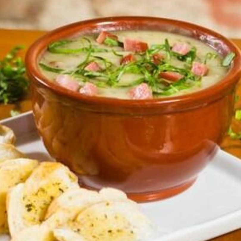 Tradicional, cremoso e cheio de sabor! Nosso caldo verde artesanal é preparado com batatas selecionadas, couve fresca, calabresa e temperos caseiros, resultando em um caldo encorpado e irresistível.  Uma refeição reconfortante e nutritiva, perfeita para aquecer os dias frios ou matar a fome com muito sabor.  • Porção: 500 ml • Ingredientes principais: batata, couve, calabresa, alho, cebola, azeite e temperos naturais. • Alergênicos: pode conter traços de glúten. • Diferencial: receita caseira, feita diariamente com ingredientes frescos e sabor autêntico.