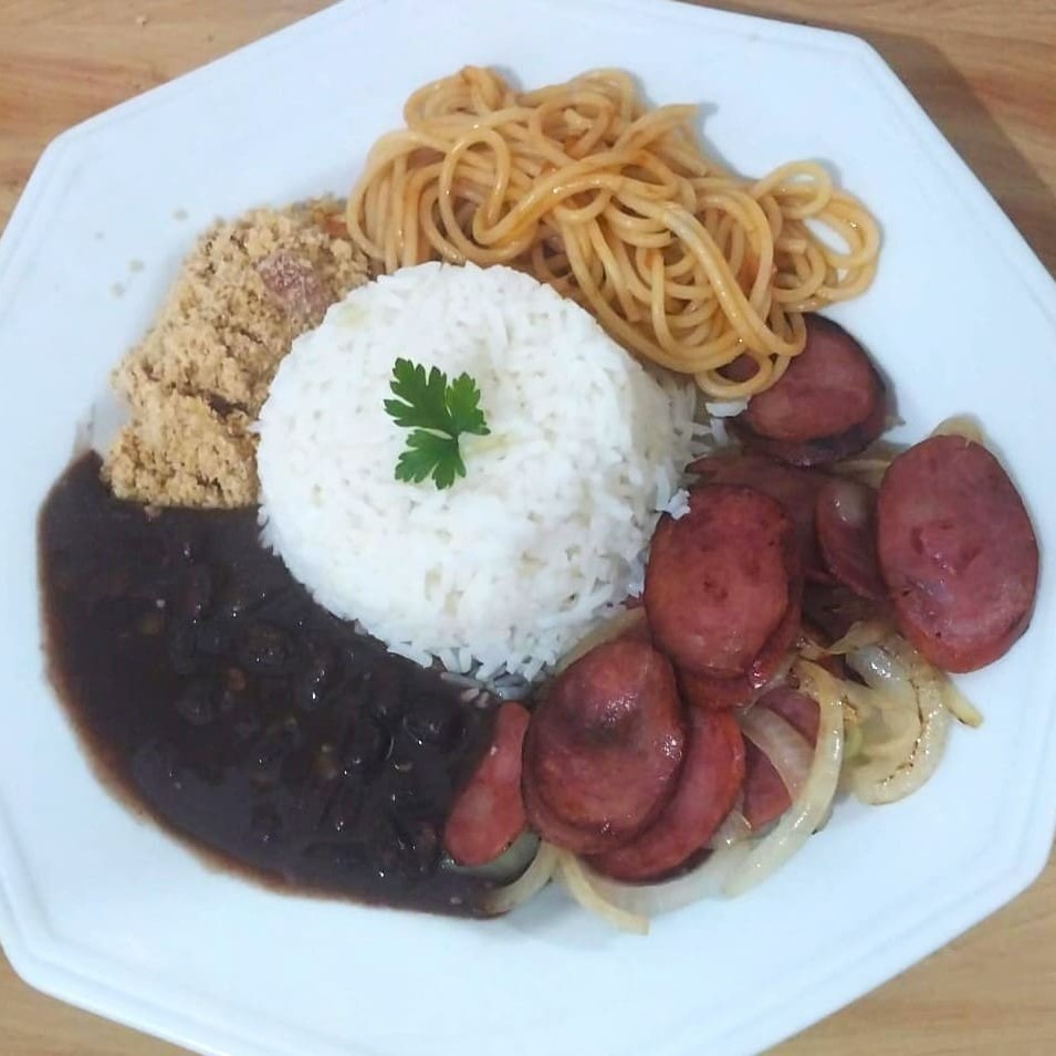 Acompanha: Arroz, Feijão Preto e Farofa. Você pode escolher um acompanhamento e adicionar outros se desejar.