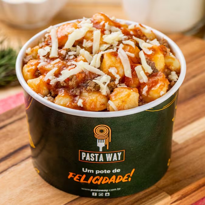 Nhoque de batata macio e delicioso, acompanhado de um autêntico molho bolonhesa italiano, trazendo a tradição e o sabor da Itália.

**fotos meramente ilustrativas - devido ao acondicionamento em embalagem e transporte o produto poderá não ter a mesma aparência da foto.