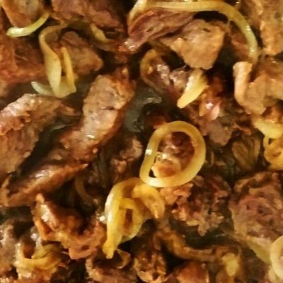 Delia de cubinhos de carne e frango acebolado acompanhado de arroz, feijáo farofa+um acompanhamento a sua escolha(feijãoe farofa vai separado) escolha seu acompanhamento