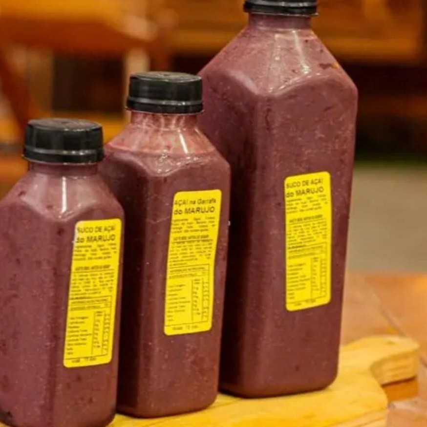 O açaí é um fruto rico em antioxidantes, vitaminas e minerais muito popular no Brasil. Entãoo, que tal juntar o útil e agradável dessa maravilha com nosso Suco de Açaí! Você pode desfrutar de diversos benefícios dessa delícia para boa forma e saúde! *Batido com morangos e bananas 100% frutas.