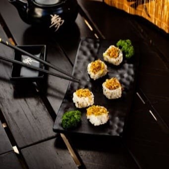 Arroz, alga, salmão creem cheese e cebolinha, com alho poró por cima.