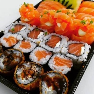 5 sashimis de salmão  2 niguiris de salmão  2 Joys de salmão  5 uramaki de salmão  6 hotholl cebolinha