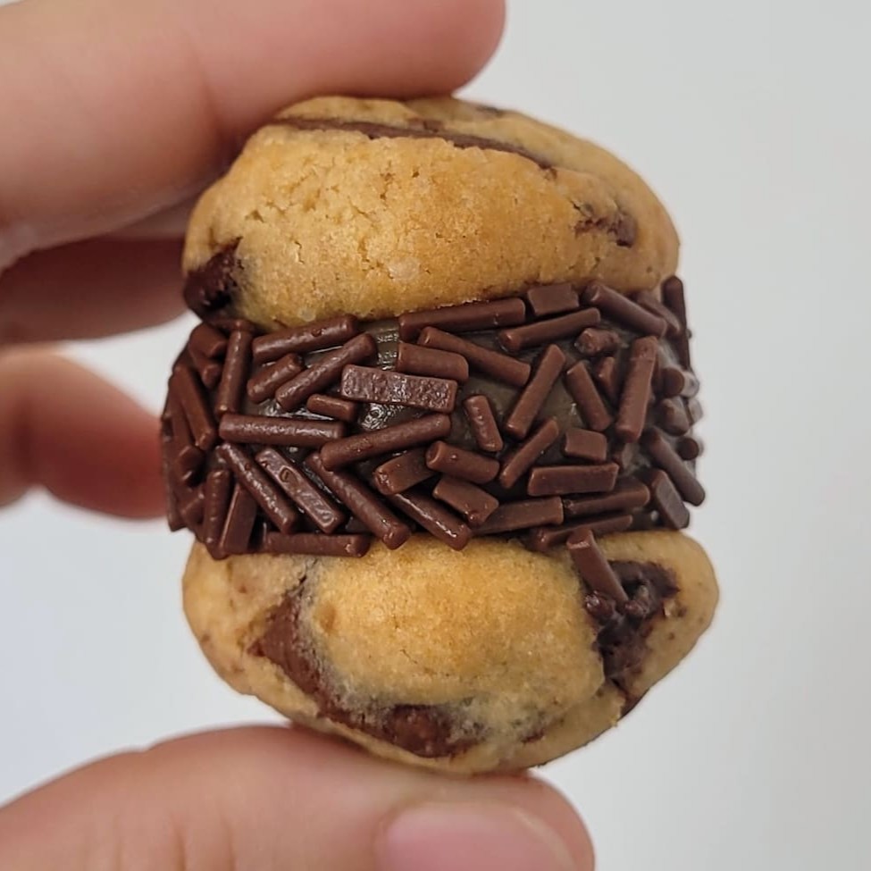 Sanduichinho com 2 do nosso sensacional cookiezinho artesanal de baunilha e gotas de chocolate com recheio de brigadeiro ao leite cremoso  Aproximadamente 30g