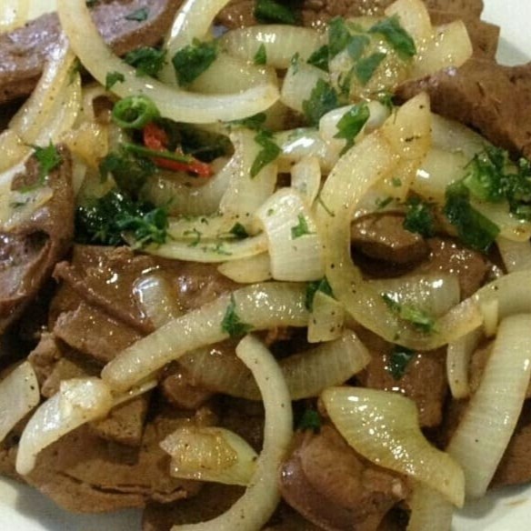 Acompanha arroz, feijão, e farofa