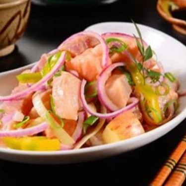 Salmão marinado, azeite, limão, cebola roxa e pimentão