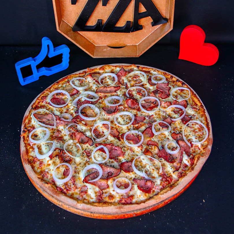 Molho da casa, mussarela, Lombo canadense, Milho, Cebola, Ovos, Campignon, Catupiry Original, Orégano