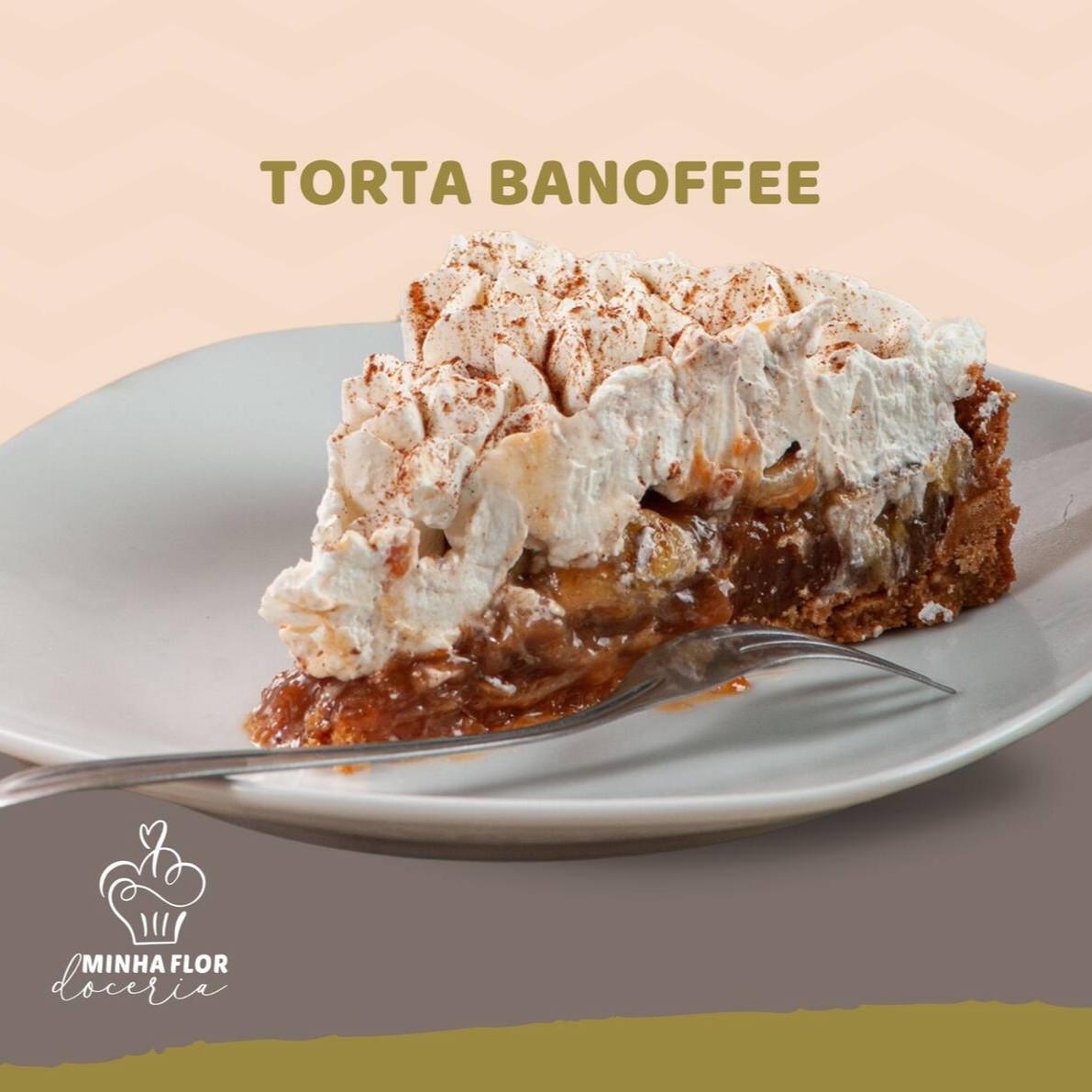 Massa artesanal no ponto, banana fresquinha com um toque de canela, doce de leite cremoso e nosso chantilly leve como nuvem. Uma combinação feita pra derreter corações. Não é só uma sobremesa é uma experiência doce que você merece viver. Peça agora e entenda por que ela é um dos nossos maiores sucessos!