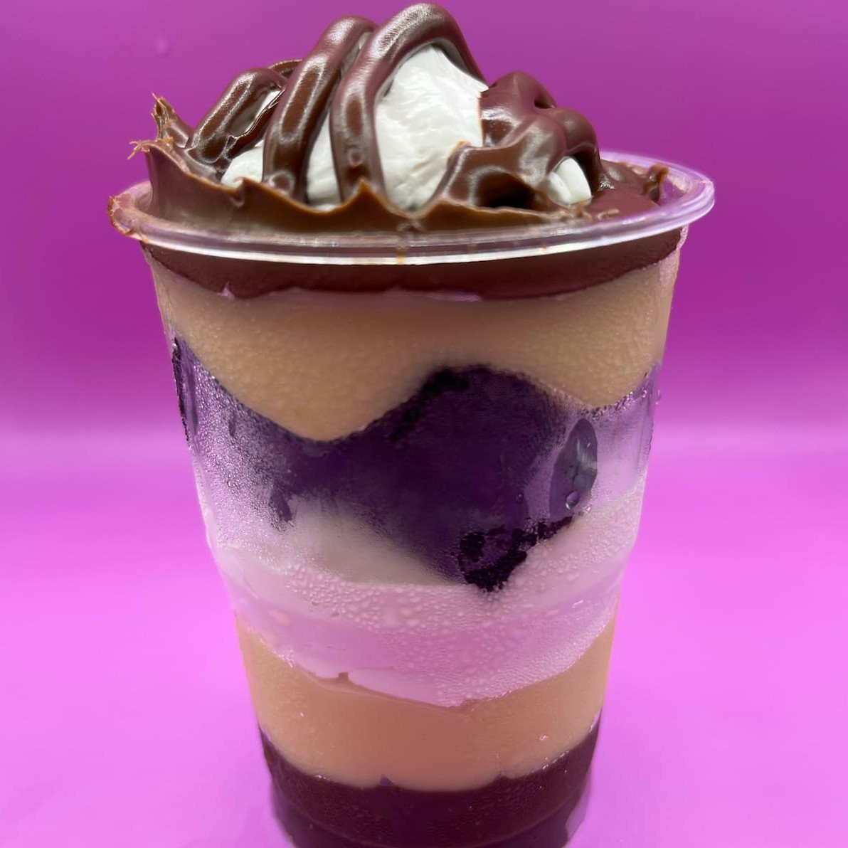 Prepare-se para se apaixonar! ️ Camadas generosas de brigadeiro de Ninho super cremoso, creme de avelã, brigadeiro tradicional, e no meio, o toque especial: um pedaço do nosso brownie macio e chocolatudo. Para finalizar, uma camada leve de chantininho aerado com o sabor marcante da Nutella pura no topo.