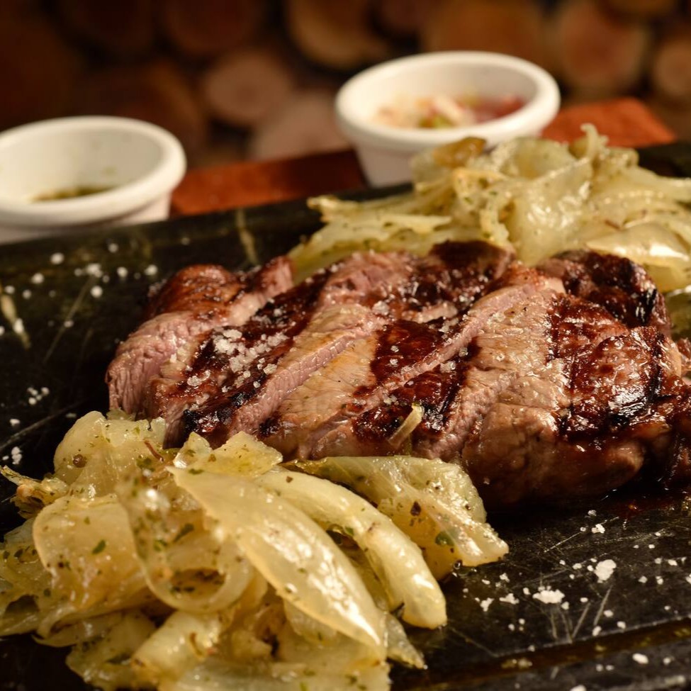 Escolha dois acompanhamentos ou à campanha (arroz branco, batata frita, farofa de ovos e molho à campanha).