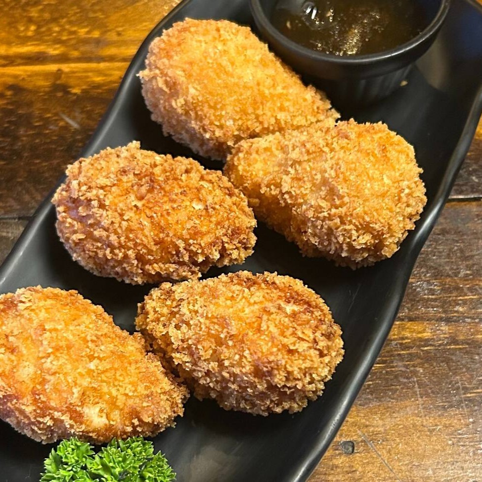 Coxinha sem massa, feito com peito de frango defumado na casa, Catupiry, mozarela e empanado na farinha panko. Acompanha maionese de picles. (5 unidades)