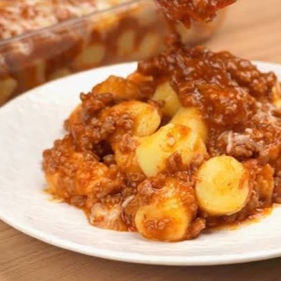 Nosso saboroso nhoque à bolonhesa, trata-se de uma massa artesanal feita com batatas cuidadosamente selecionadas, envolvida por um molho à bolonhesa rico e robusto, feito com a melhor carne bovina. Finalizado com queijo derretido, este prato é uma verdadeira explosão de sabor. Suculento e delicioso, é a perfeita combinação de texturas e sabores que prometem um verdadeiro deleite para o seu paladar.