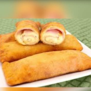 Cigarrete com queijo, presunto e requeijão, uma explosão de sabores em cada mordida.
