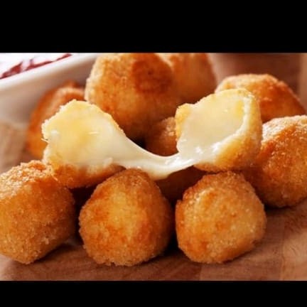 Desfrute de um pacote com 100 unidades de nossas irresistíveis Bolinhas de Queijo. Cuidadosamente preparadas e fritas na hora para garantir a crocância perfeita por fora e o derretimento sublime do queijo por dentro. Um petisco delicioso e perfeito para compartilhar em qualquer ocasião. Experimente e se apaixone por cada mordida desta delícia inigualável!