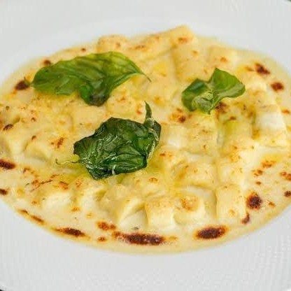 Descubra a incrível combinação de sabores em nosso Molho Quatro Queijos - 400 G (200g de massa + 200g de Molho), da categoria Molhos Especiais. Este molho é uma união perfeita de quatro queijos selecionados, meticulosamente misturados para criar uma experiência gastronômica única. Cada queijo contribui com uma nuance particular, resultando em um molho suave, cremoso e absolutamente delicioso. Este molho é perfeito para realçar o sabor de massas, carnes ou mesmo como dip para petiscos. Experimente e se apaixone por essa fusão de queijos! #massa  #espaguete  #comida  #brasileira  #italiana  #point  #farfalle  #fettuccine  #talharim  #fusilli  #sucos  #polpa  #refrigerantes  #penne  #cupom  #marmita #pasta #nhoque #gnhocchi #capeletti  #ravioli  #massas frescas # #delivery #promoção #desconto #cupom #bebida #coca #spaghetti #janta #barato #gratis #frete #delicia