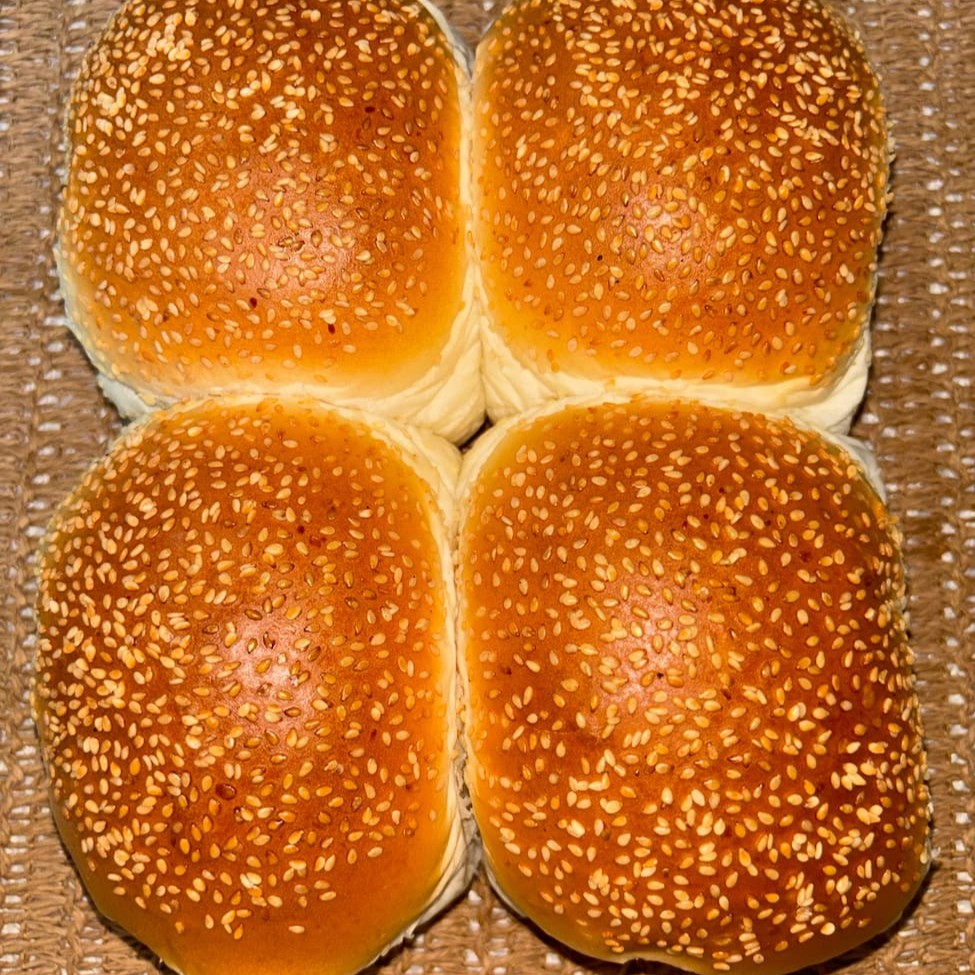 Pacote com 4 unidades de pães de hambúrguer coberto com gergelim, aproximadamente 250 gramas.