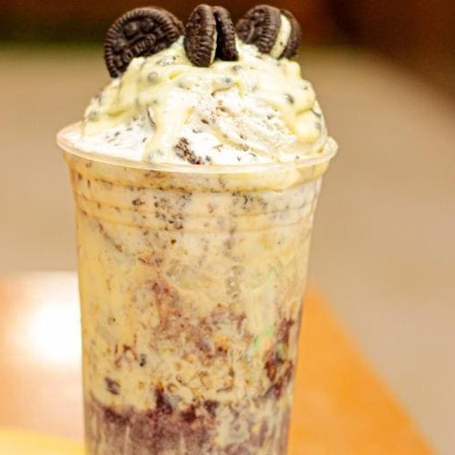 Açaí com um delicioso creme de Cookie com chocolate branco, sorvete de flocos e biscoito de Oreo. De dar água na boca.