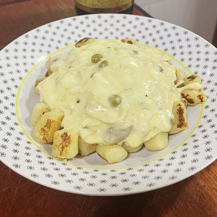 Saboreie nosso delicioso Gnocchi (Nhoque) ao Molho Parisiense de 500g (250g de massa + 250g de Molho) , um dos destaques da nossa categoria de Molhos Especiais. Este prato é cuidadosamente preparado com um molho único, que combina ervilhas frescas e suculentas com presunto de alta qualidade, resultando em uma experiência culinária rica e irresistível. Cada mordida é uma viagem ao coração de Paris, prometendo satisfazer os paladares mais exigentes. Desfrute desta delícia em qualquer ocasião e deixe-se envolver pelo sabor autêntico e sofisticado do nosso Gnocchi ao Molho Parisiense. #massa  #espaguete  #comida  #brasileira  #italiana  #point  #farfalle  #fettuccine  #talharim  #fusilli  #sucos  #polpa  #refrigerantes  #penne  #cupom  #marmita #pasta #nhoque #gnhocchi #capeletti  #ravioli  #massas frescas # #delivery #promoção #desconto #cupom #bebida #coca #spaghetti #janta #promoção #promocao #barato #coca #gratis #frete #delicia