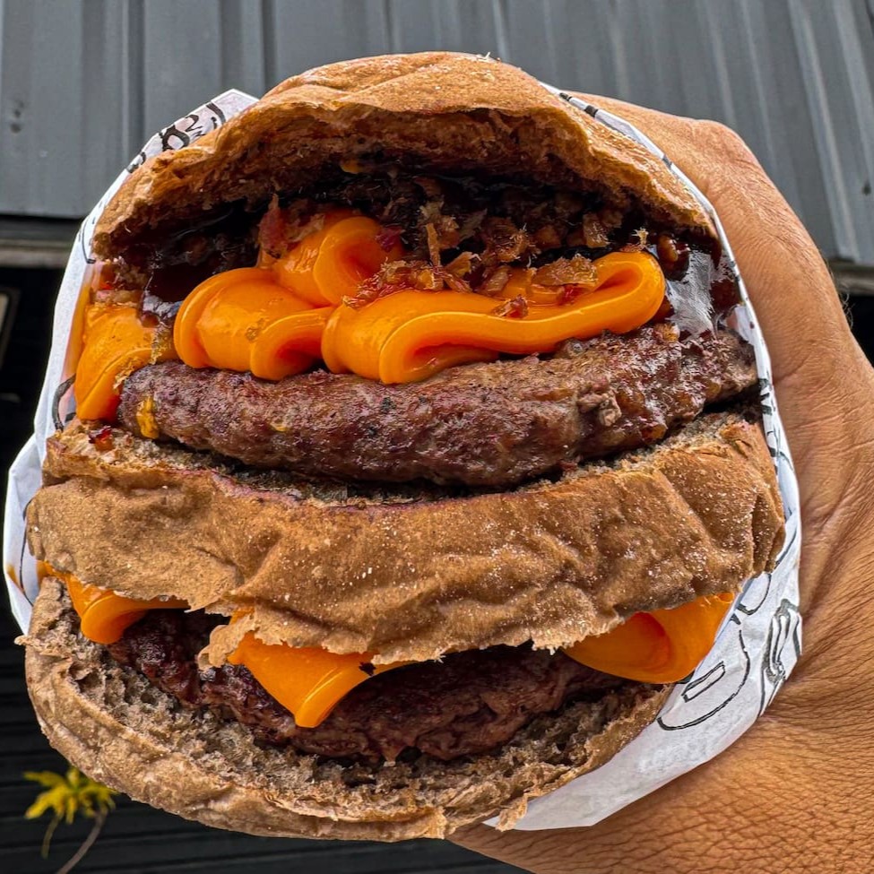 Quanto Mais Cheddar, Melhor! Três fatias de pão australiano selado, dois blend 110g, o dobro de cheddar cremoso, geleia de bacon e barbecue