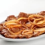 Arroz ou macarrão, feijão preto, farofa, batata frita ou purê de batata, pote de salada, alcatra com cebola