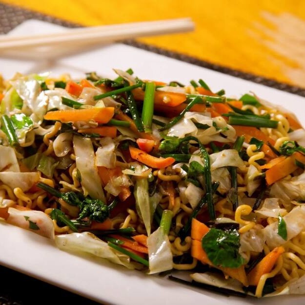 Deliciosa macarronada oriental com repolho e cenoura ao molho e óleo de gergelim.
