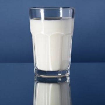 Leite de aveia ou leite de amêndoas.