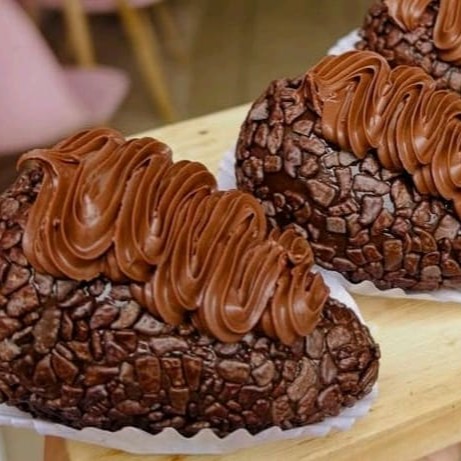 Morangos envolvido no brigadeiro, finalizado com granulé da melken + Nutella.