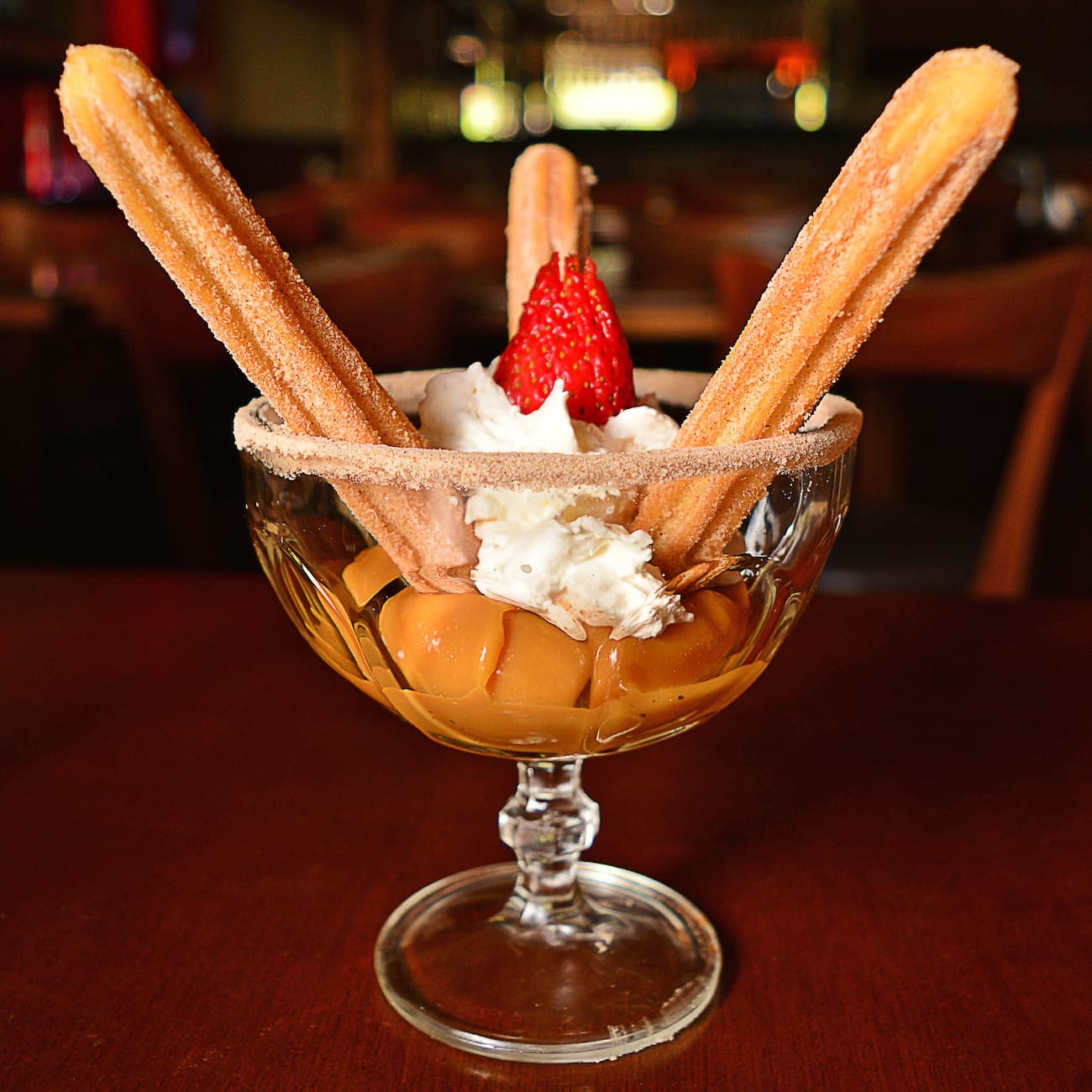 Três churros crocantes e saborosos, cobertos por açúcar e canela. Acompanhados pelos deliciosos sabores de Nutella ou doce de leite.