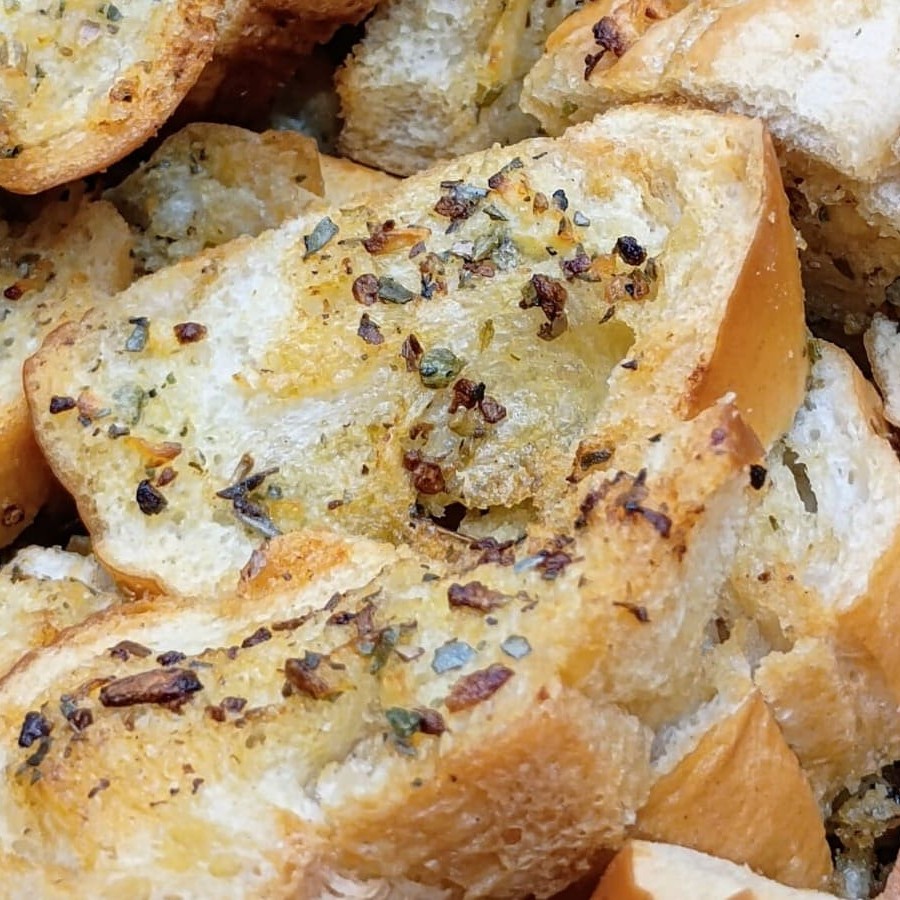 Saco de 100g Ingredientes : Pão francês, alho, orégano.