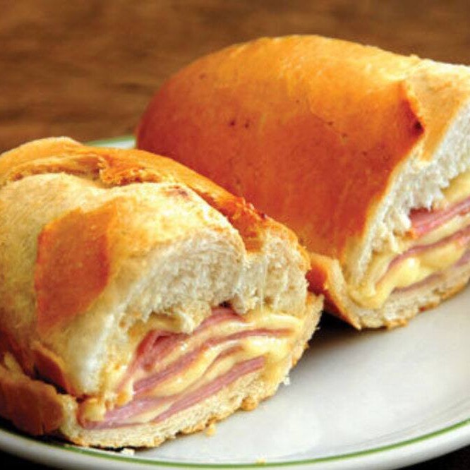 Pão Francês Com Manteiga Com 2 Fatias De Queijo Prato E 2 Fatias De Presunto. Caprichado!!!