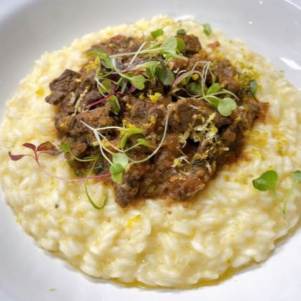 Um risoto feito sob medida para você! Escolha entre uma variedade de ingredientes frescos e sabores irresistíveis, e crie a combinação perfeita para o seu paladar. Seja clássico ou ousado, o resultado é sempre um prato cremoso e cheio de sabor, preparado com todo o cuidado para que cada garfada seja única!