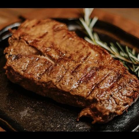 300g de suculento steak de choriso, arroz, batata frita, farofa e vinagrete serve 1 pessoa