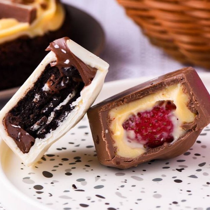 Bombons de 100g feitos com chocolate Nobre, em 2 sabores:  - Oreo - casca chocolate branco, recheio com Muitaaa Nutella e biscoito Oreo  - Morango - casca ao leite com creme de Ninho e morango