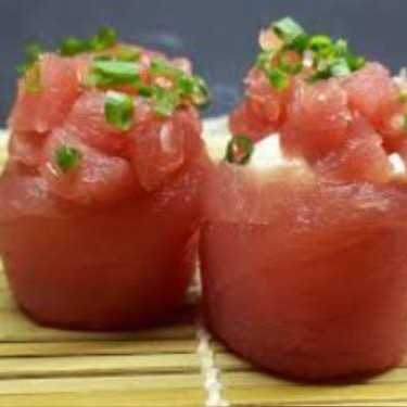 Enrolado de atum com arroz, cream cheese e finalizado com tartar de atum.

Uma combinação irresistível para os amantes da culinária japonesa! Arroz temperado envolto por fatias frescas de atum, recheado com cream cheese cremoso e finalizado com um tartar de atum especial, que adiciona textura e sabor marcante. Cada mordida traz frescor, cremosidade e intensidade, perfeito para uma experiência gastronômica única.