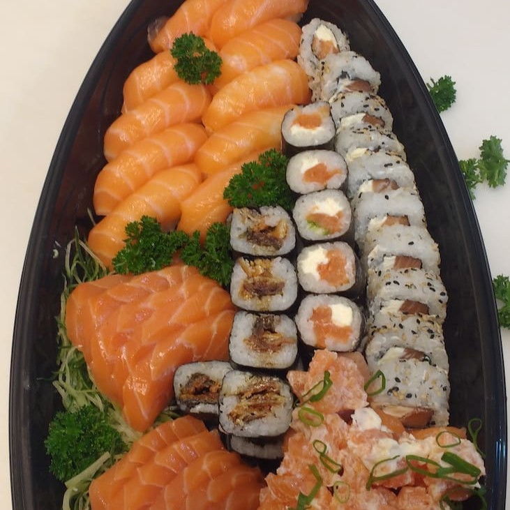 São 60 peças: 10 pç de uramaki salmão, 10 pç de roll salmão filadélfia, 10 pç hot salmão filadelfia, 10 pç sashimi, 10 pç sushi e 10 pç jow jow
