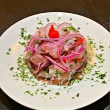 Peixe Marinado e Cebola Roxa.