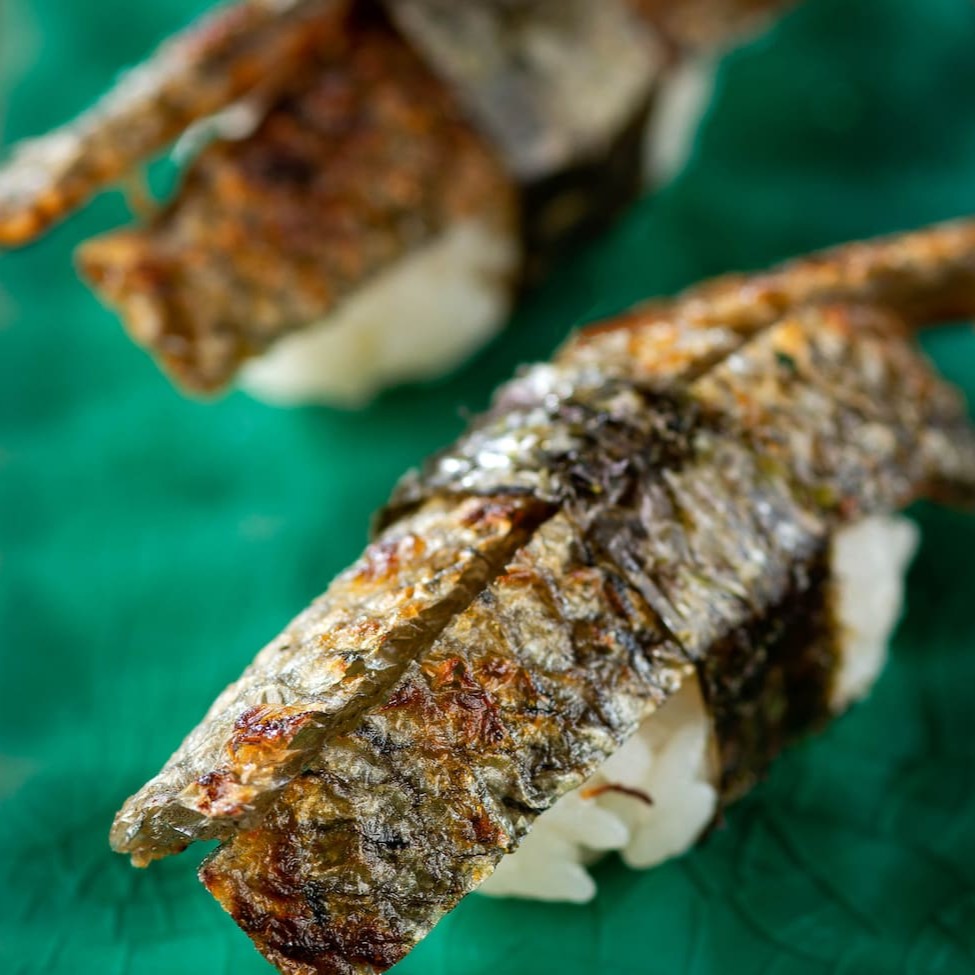 6 unidades feito com a pele do Salmão, só que não é qualquer pele tá, é a melhor da sua vida e mis crocante e carnuda, confia