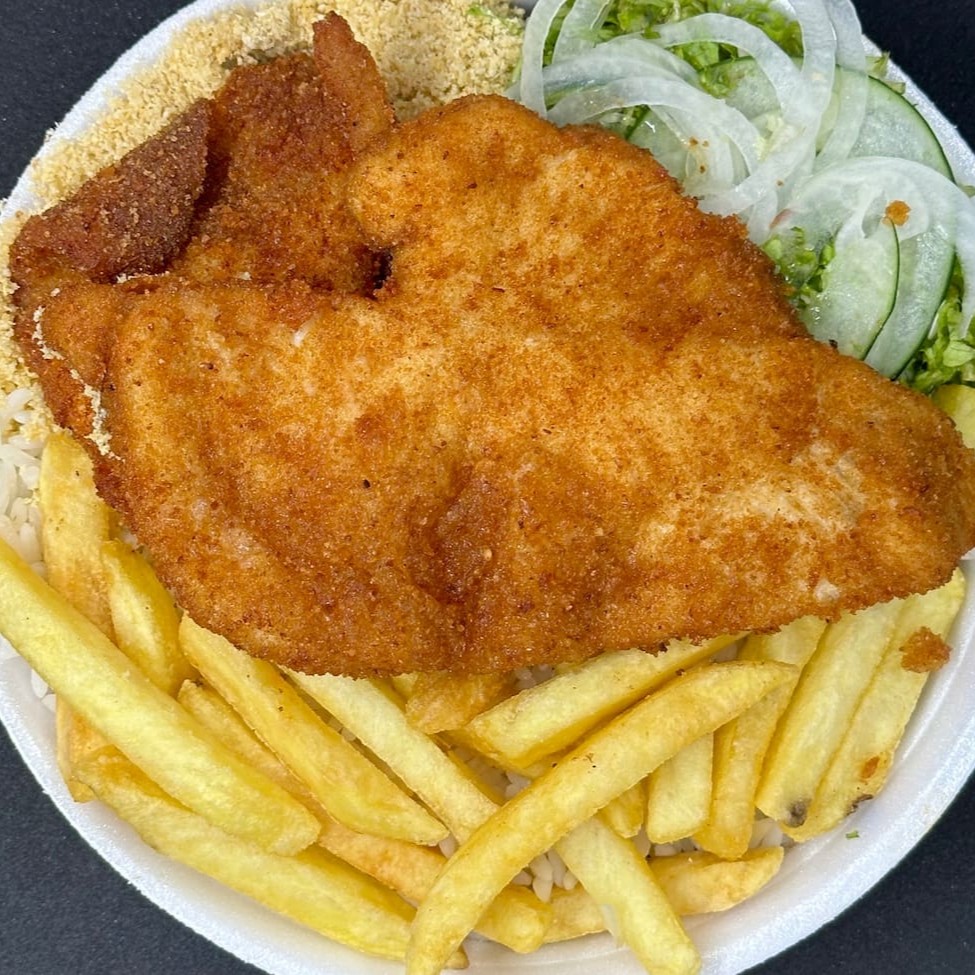Delicioso filé de frango crocante e suculento, acompanhado de fritas douradas e crocantes, perfeitamente temperadas. O prato traz também um arroz soltinho, feijão caseiro cheio de sabor, uma salada fresca e colorida e a inconfundível farofa crocante. Uma combinação perfeita e completa que agrada aos mais diversos paladares. Uma explosão de sabores que vão te levar a uma verdadeira experiência gastronômica. Ideal para quem busca uma refeição completa e saborosa.