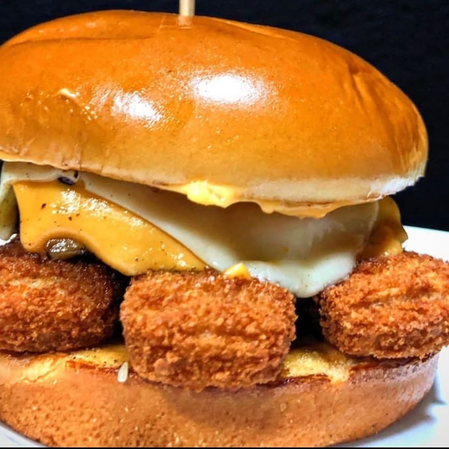 Pão de brioche,1 carne de picanha,queijo cheddar,queijo mussarela e 2 nuggtes