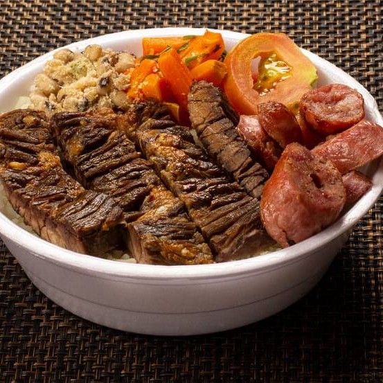 Deliciosa quentinha de aproximadamente 500gr com arroz farofa e vinagrete e dois espetos de sua escolha. Acompanha guaracamp grátis