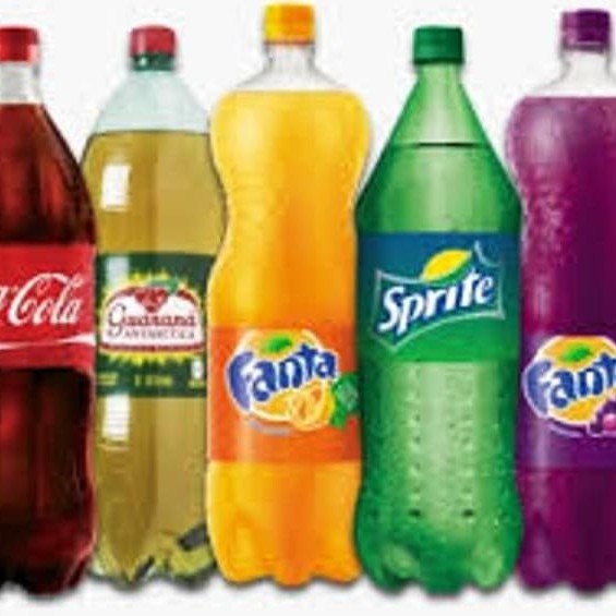 Delicie-se com o nosso refrigerante de 2 litros, meticulosamente engarrafado para preservar seu sabor autêntico e efervescência. Você pode escolher o sabor que melhor corresponde ao seu paladar, seja para saciar a sua sede ou para realçar a sua refeição. Esta bebida é a combinação perfeita de sabor e refrescância. Entregamos a experiência de bebida mais prazerosa diretamente na sua porta.