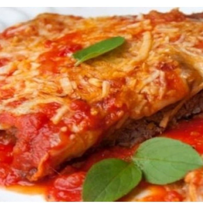 Experimente o sabor irresistível de 400g de filé mignon à parmegiana, recheado com queijo muçarela derretido e coberto com um rico molho pomodoro. Acompanha purê de batata cremoso e arroz branco soltinho, formando uma combinação perfeita que agrada todos os paladares. Um prato completo e reconfortante, ideal para uma refeição memorável.