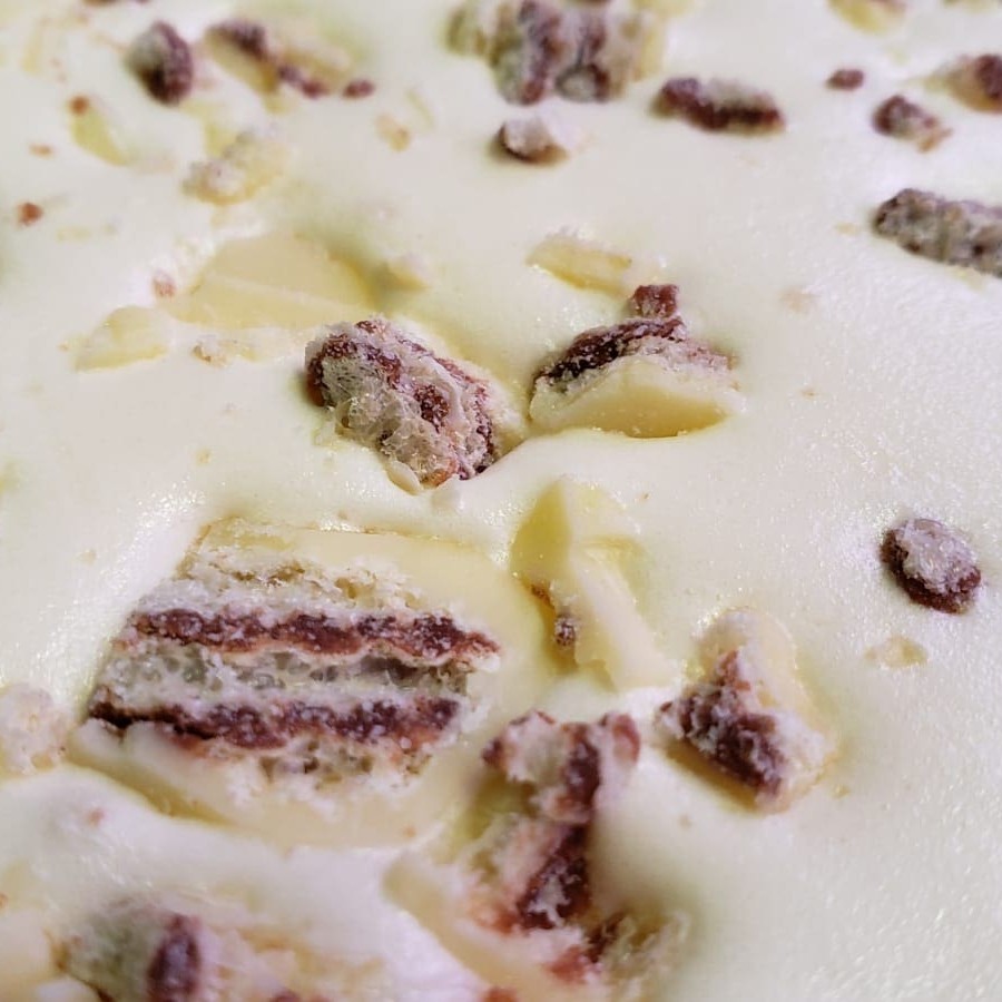 Sorvete de chocolate branco mesclado com pedaços de kitkat sabor chocolate branco com calda de chocolate ao leite. Você vai se apaixonar !!