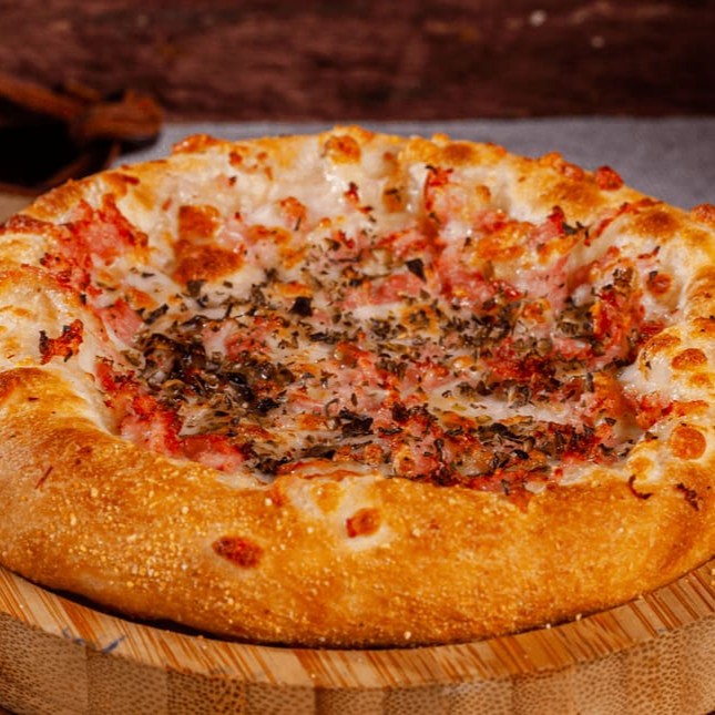 Muçarela com presunto e orégano.