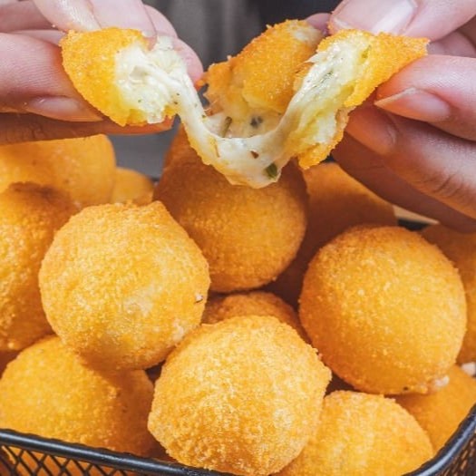 30 salgadinhos são perfeitos para 2 pessoas.   Nossos salgados são de padrão festa com 18g proporcionando assim o mais alto nível de experiência.