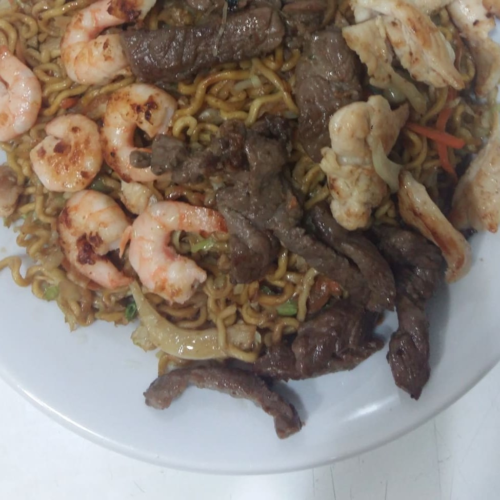 Repolho cenoura, molho especial,camarao carne  frango e calabresa